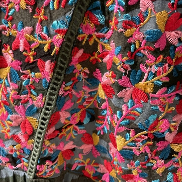 Savanna Jane embroidered camo Top. Sz Large . NEW condition - Picture 2 of 6